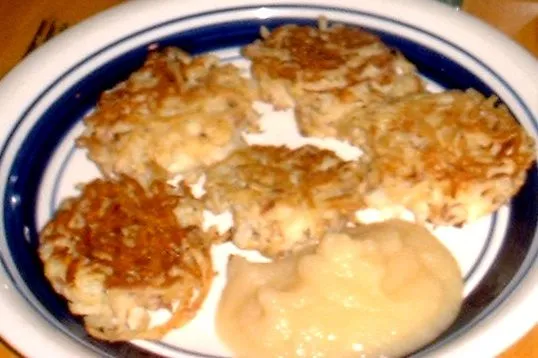 LATKAS und APFELSOße (Kartoffelpuffer)