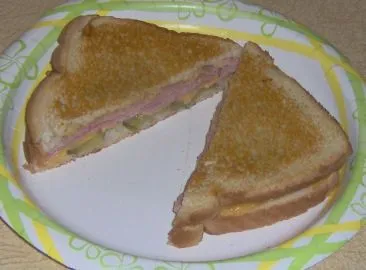 Gegrilltes würziges Senf-Schinken-Käse-Sandwich