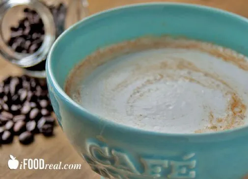 Leichter Mandel-Eierlikör-Latte