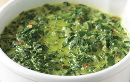 Leckere Spinat- und Gewürz-Pastasauce mit Kidneybohnen