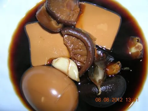 Geschmorter Tofu mit Pilzen & Eiern