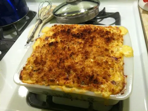 Überarbeitete gebackene Makkaroni und Käse mit Spinat