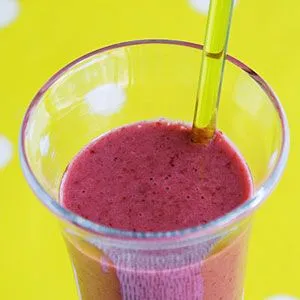 Brombeer-Acai-Protein-Smoothie