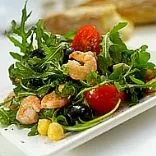Salat mit Rucola, Kichererbsen und Garnelen