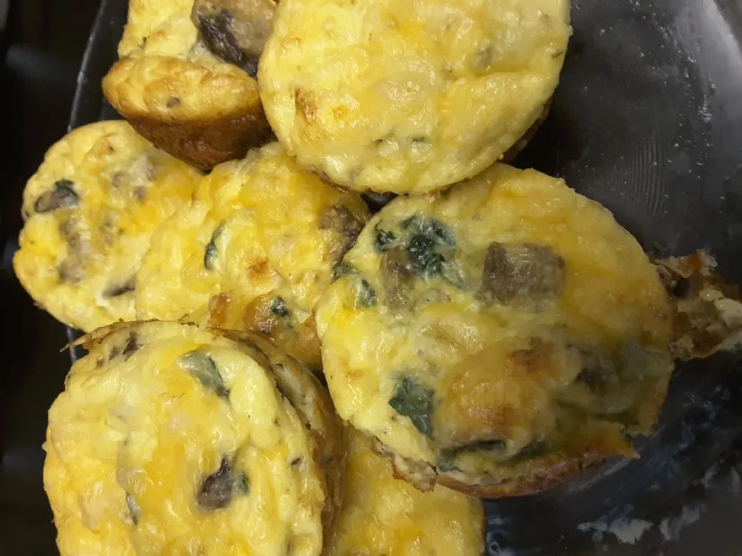 Mini-Quiche ohne Kruste mit Spinat, Pilzen und Wurst