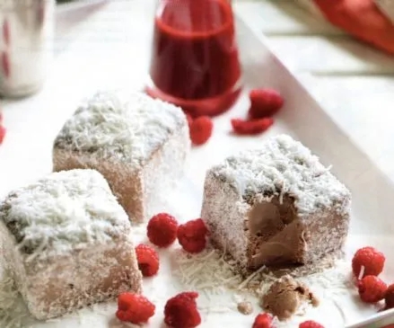 Gefrorene Lamingtons mit Himbeeren