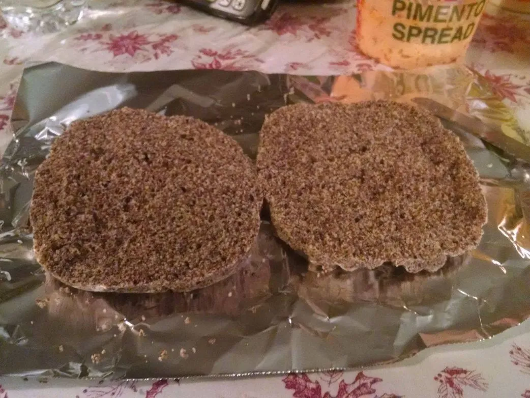 Mikrowellenbrot für eine Portion mit Leinsamen und Mandeln