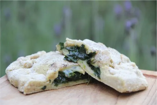 Calzone mit Quinoa, Spinat und Camembert