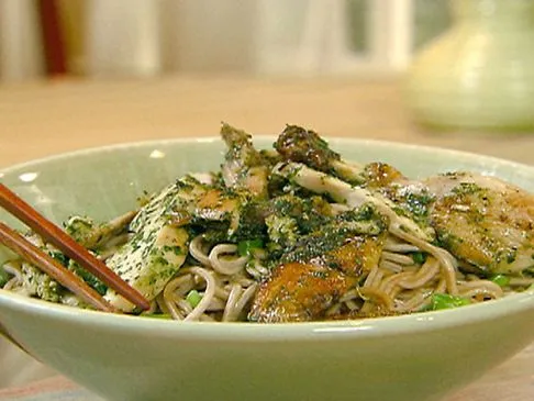 Honig, Limette & Sriracha-Hähnchen mit Sesam-Soba-Nudeln