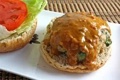 Thai-Putenburger mit Erdnusssauce