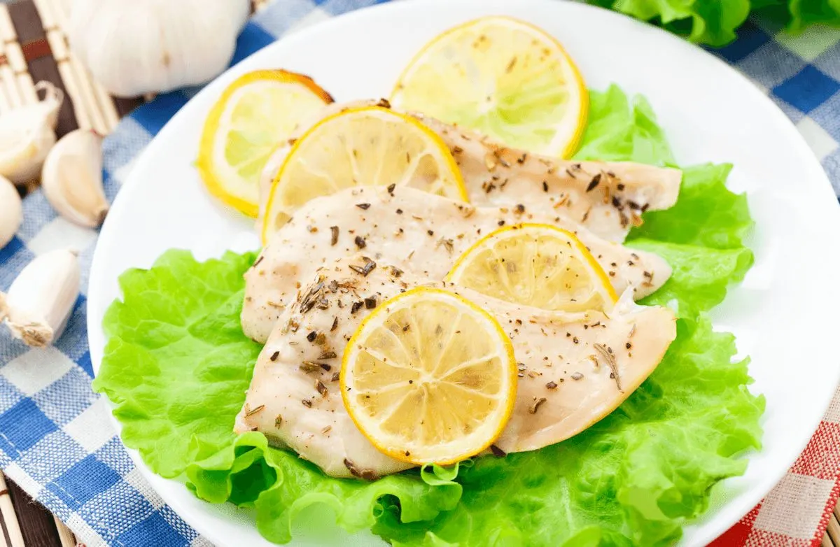 Einfaches Zitronen-Knoblauch-Hähnchenbrust aus dem Slow Cooker