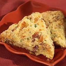 Speck-Cheddar-Schnittlauch-Scone