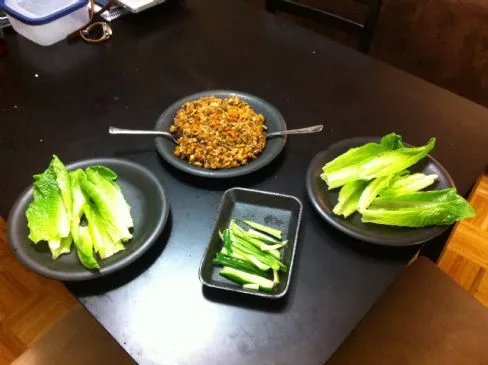 Thai-Hühnchen-Erdnuss-Salatwickel