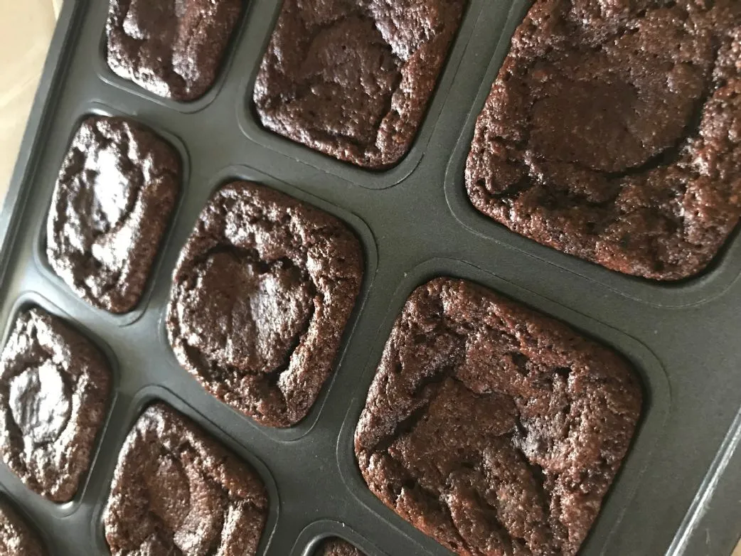 Leichte doppelte Schokoladen-Bananen-Protein-Muffins