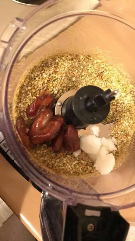 Pistazien-Kardamom-Energieriegel