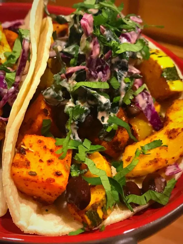 Geröstete Gemüse-Tacos mit cremigem Limetten-Krautsalat