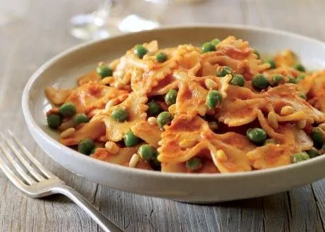 Farfalle mit Tomaten-Ziegenkäse-Sahnesauce