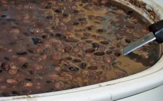 Slow Cooker Schwarz-Weiß-Bohnensuppe