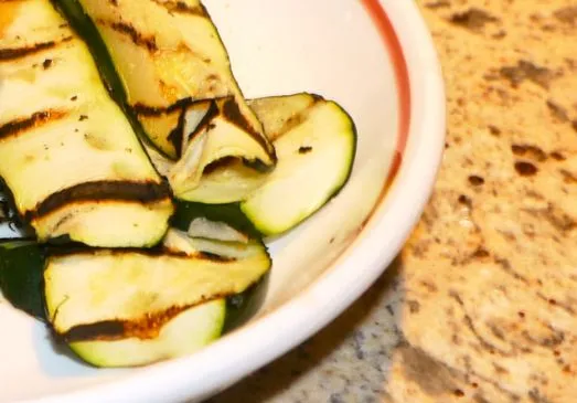 Gegrillte Zucchini mit Zitrone und Knoblauch