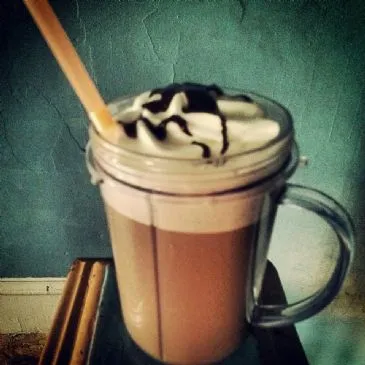 Leichte Minz-Schokoladenstückchen Eiskaffee