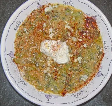 Cremige geröstete Paprika-Suppe mit Grünkohl und weißen Bohnen