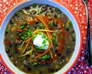 Fettfreie, kalorienarme Nachosuppe mit schwarzen Bohnen