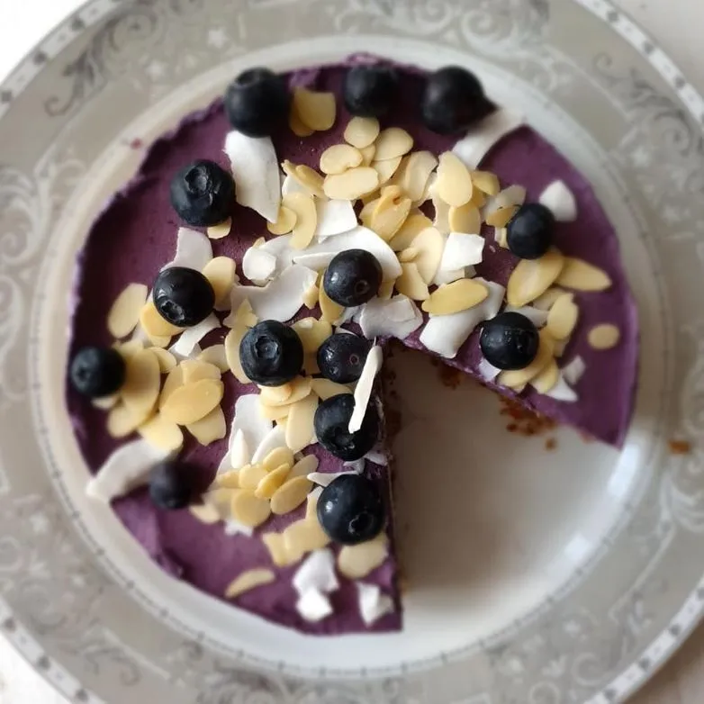 Rohe vegane Käsekuchen-Mischung mit Blaubeeren, Cashews und Mandeln