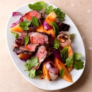 Melonen- und Steak-Salat