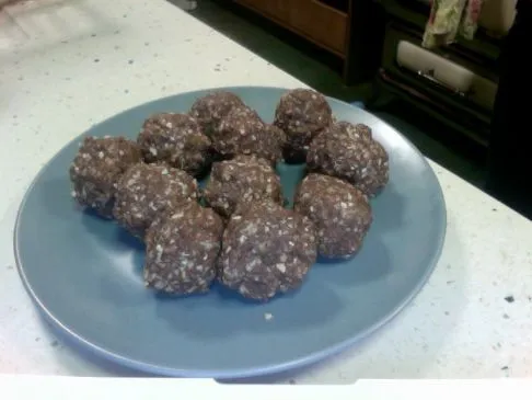 Kokosnuss-Leinsamen-Nuss-Hafer-Energie-Bällchen