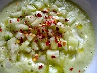Rohe cremige Gurkensuppe