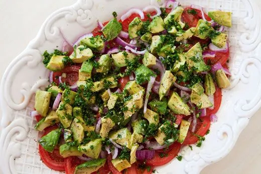 Tomaten-Zwiebel-Avocado-Salat