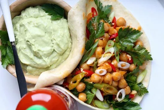 Buffalo-Kichererbsentacos mit Guacamole