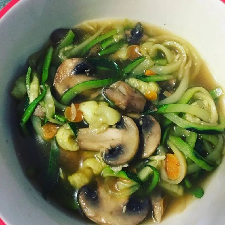 Ramen-Suppe mit Zucchini-Nudeln