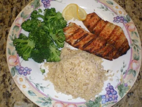 Würzige Tilapia mit braunem Reis und Brokkoli