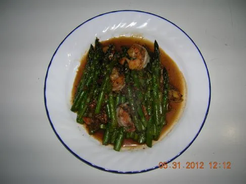 Scharfes Wokgemüse mit Spargel und Garnelen