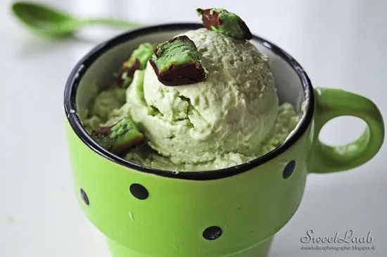 Gesundes Matcha-Eis mit Pistazien-Schokolade garniert