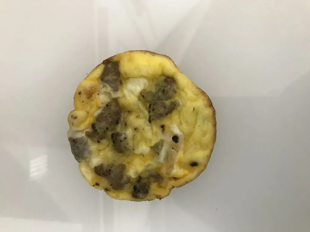 Eier- und Putenwurst-Muffins