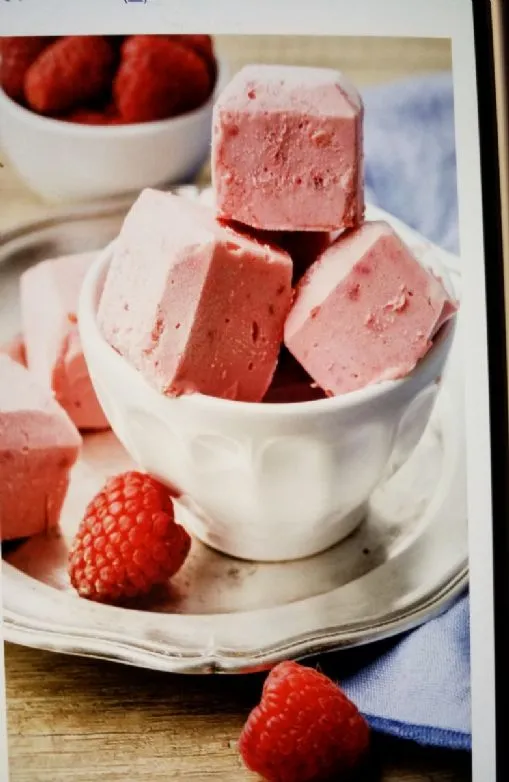 Himbeer-Käsekuchen-Fettbomben