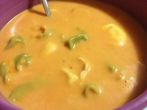 Cremige Tortellini-Tomatensuppe