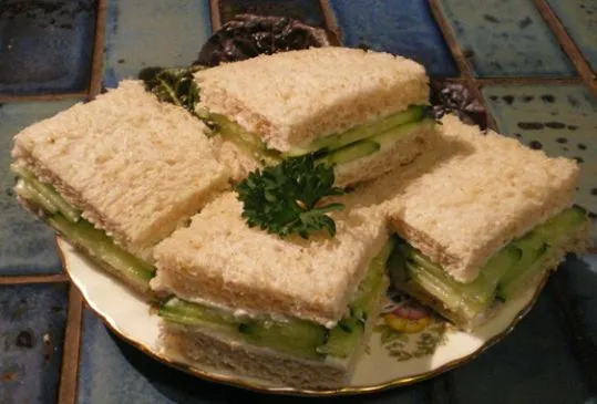 Vollkorn-Gurken-Frischkäse-Sandwiches
