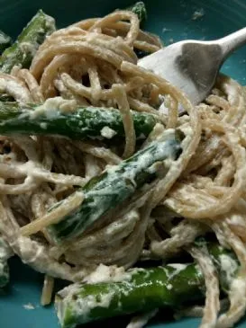Vollkornspaghetti mit Joghurt und Spargel
