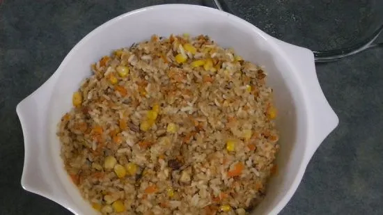 Gemüse-Reis- und Quinoa-Pilaw mit Mandeln