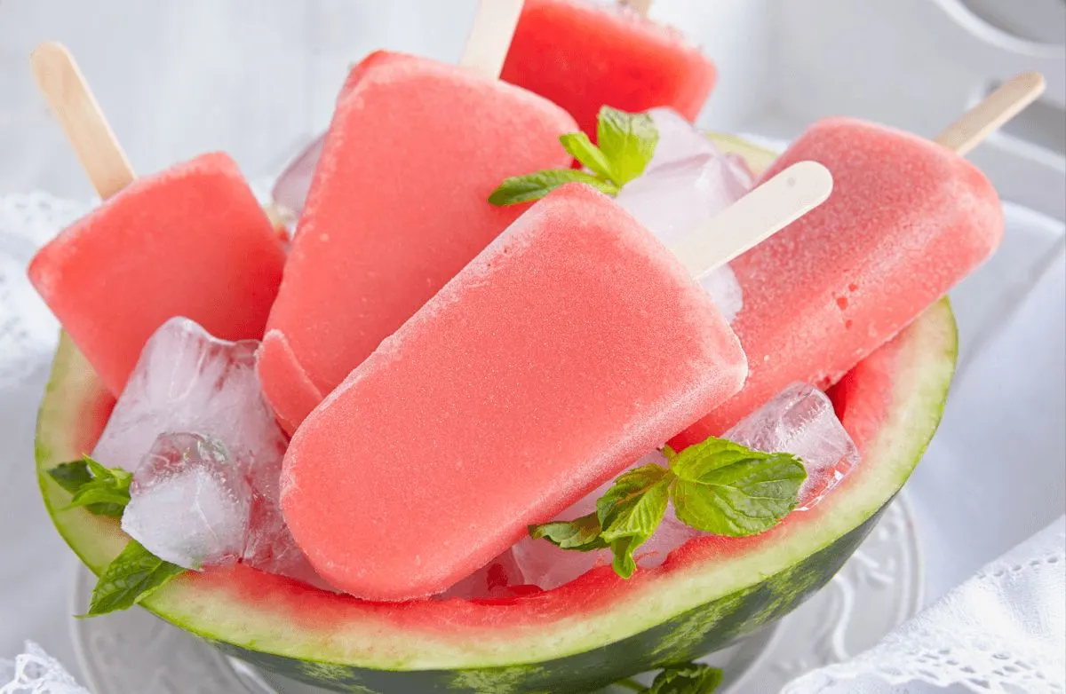 Erdbeer-Wassermelonen-Eis am Stiel