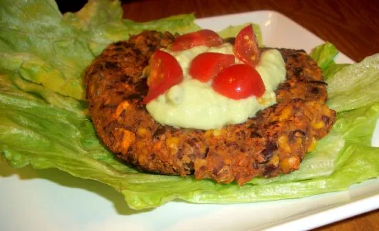 Schwarze Bohnen-, Mais- und Süßkartoffelburger