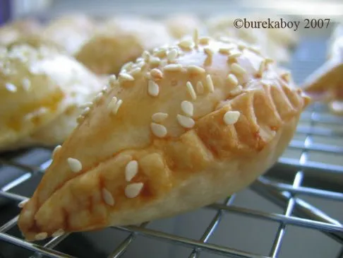 Boreka mit Käse und Kartoffeln