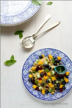 Blaubeer-Mango-Quinoa-Salat mit Zitronen-Basilikum-Dressing - ein Veggie Belly Rezept