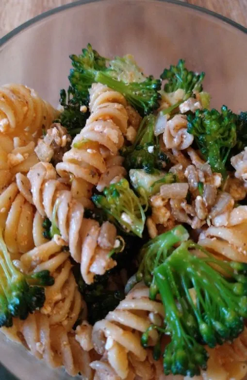 Brokkoli-Nudelsalat mit Tomatenvinaigrette