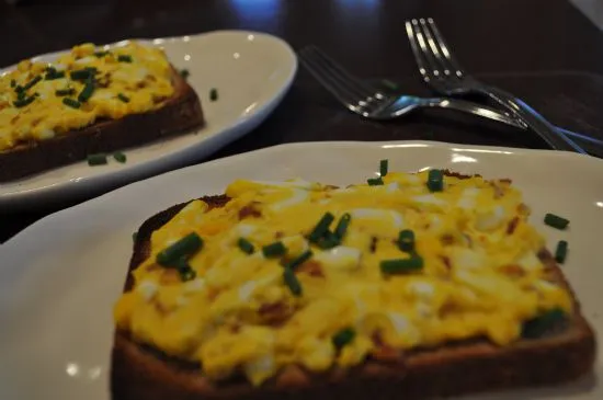 Toast mit Speck, Ei und Käse