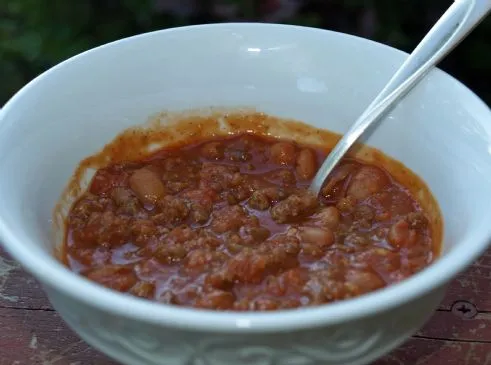 Zerfetzter Chili mit Pintobohnen