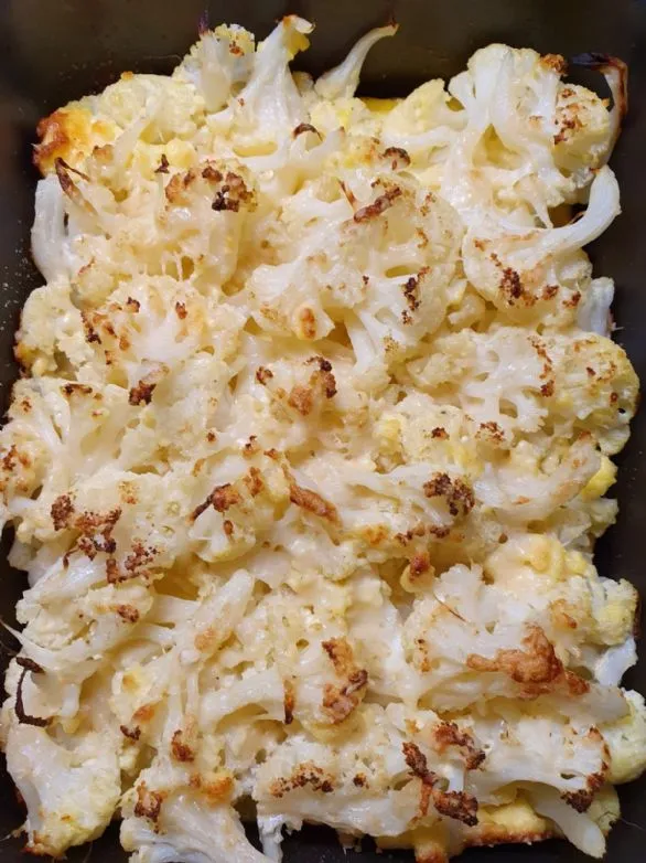 Überbackener Blumenkohl mit Hüttenkäse und Eiern